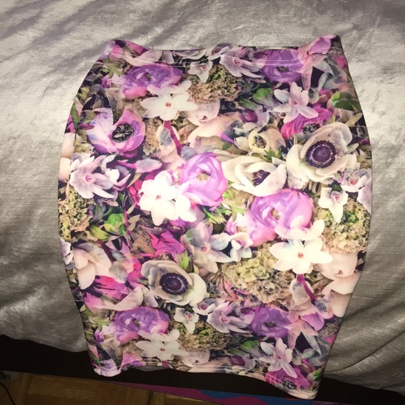 Boohoo Dresses & Skirts - Boohoo floral skirt S/M